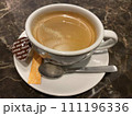カフェでコーヒーを飲みリラックス　冬 111196336