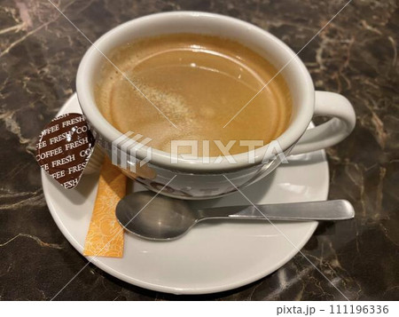 カフェでコーヒーを飲みリラックス　冬 111196336