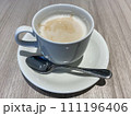 カフェで紅茶を飲みリラックス　冬 111196406