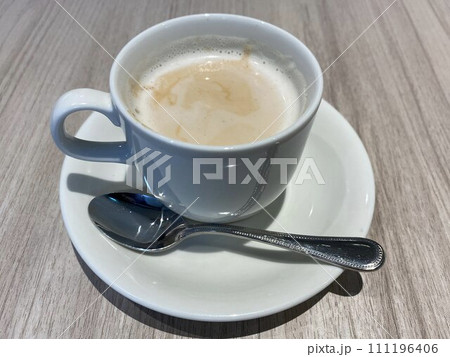 カフェで紅茶を飲みリラックス　冬 111196406