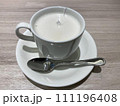 カフェでミルクティーを飲みリラックス　冬 111196408
