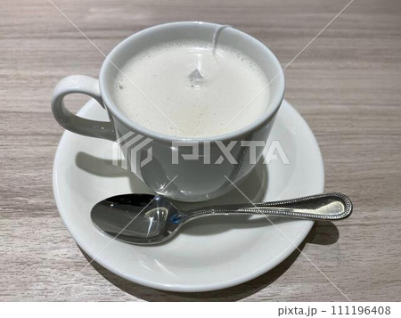 カフェでミルクティーを飲みリラックス 冬 カフェでミルクティーを飲みリラックス 冬 111196408