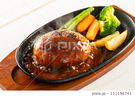 ハンバーグを焼く 111196741