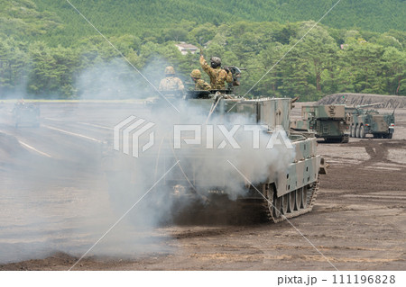 煙を吐く陸上自衛隊90式戦車回収車 111196828
