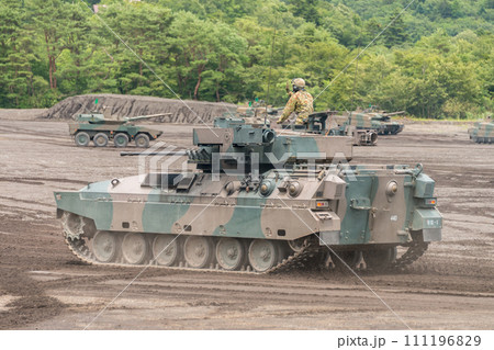 走行する陸上自衛隊89式装甲戦闘車 走行する陸上自衛隊89式装甲戦闘車 111196829