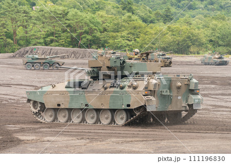 走行する陸上自衛隊89式装甲戦闘車 111196830
