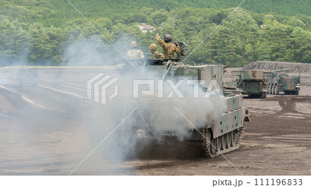 煙を吐く陸上自衛隊90式戦車回収車 111196833