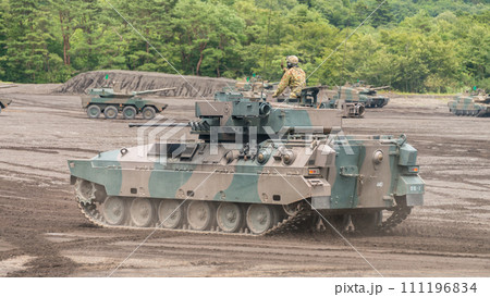 走行する陸上自衛隊89式装甲戦闘車 走行する陸上自衛隊89式装甲戦闘車 111196834