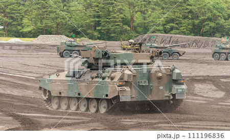 走行する陸上自衛隊89式装甲戦闘車 走行する陸上自衛隊89式装甲戦闘車 111196836