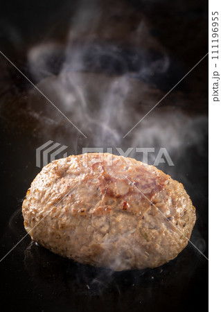 ハンバーグを焼く ハンバーグを焼く 111196955