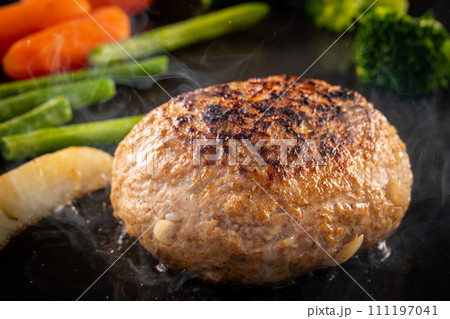 ハンバーグを焼く ハンバーグを焼く 111197041