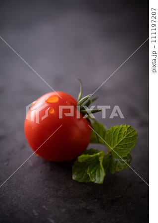 新鮮なミニトマト 111197207