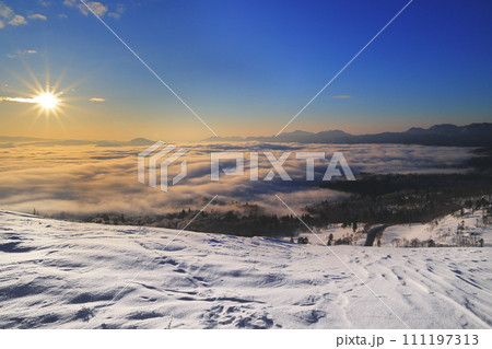 冬の晴れた日 111197313