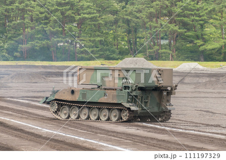 走行する陸上自衛隊92式地雷原処理車 111197329