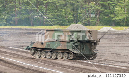 走行する陸上自衛隊92式地雷原処理車 111197330