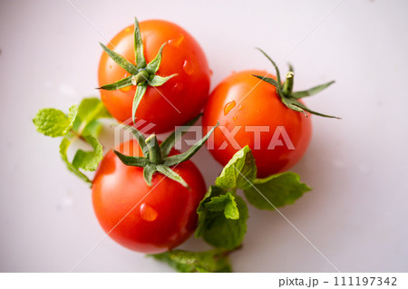 新鮮なミニトマト 111197342