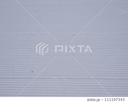 綺麗に整備されたスキー場のゲレンデ 111197343