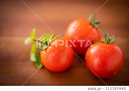 新鮮なミニトマト 111197448