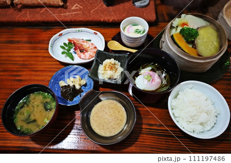 温泉で蒸した地獄蒸し料理 111197486