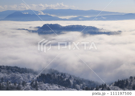 雲海に包まれた島 111197500