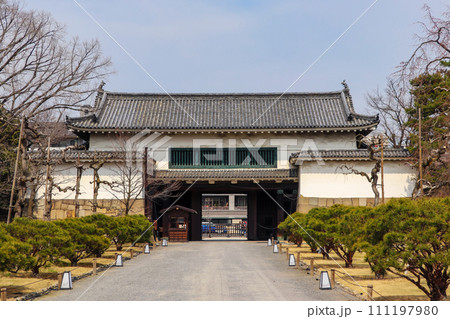 京都・二条城の北大手門 111197980