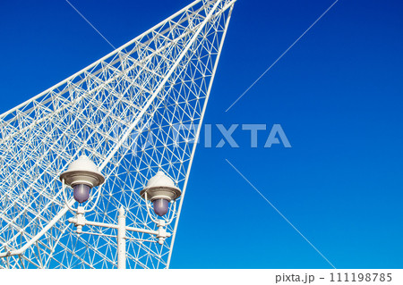 神戸海洋博物館と街灯 111198785