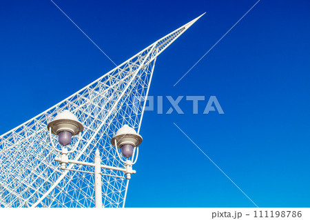 神戸海洋博物館と街灯 111198786