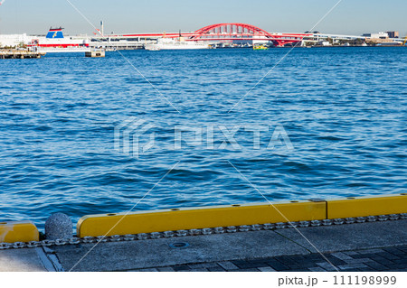 ハーバーランドから見たポートアイランドと神戸大橋 111198999