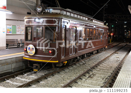 夜の京都にある京福電鉄、嵐電の帷子ノ辻駅 111199235