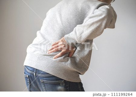 腰痛の男性　ボディパーツ　顔なし　うしろ姿 111199264
