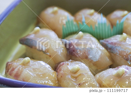 伊豆諸島の郷土料理である島寿司 111199717