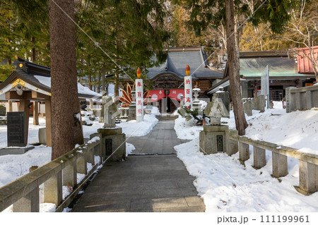 冬の迦葉山　龍華院の境内　 111199961