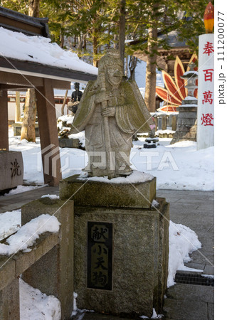 冬の迦葉山　龍華院の境内　小天狗 111200077
