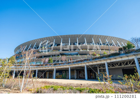 「東京都」快晴の青空と国立競技場　冬 111200281