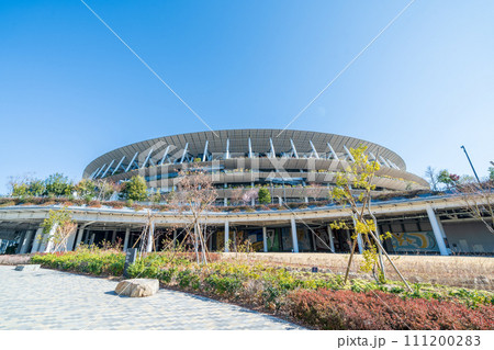 「東京都」快晴の青空と国立競技場　冬 111200283