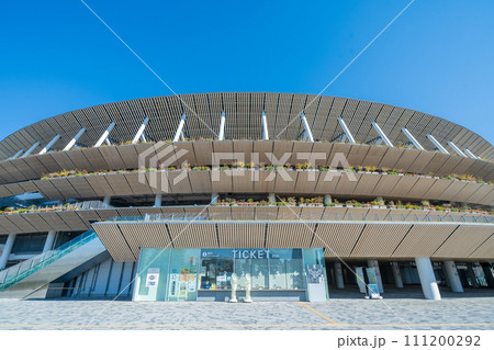 「東京都」快晴の青空と国立競技場　冬 111200292