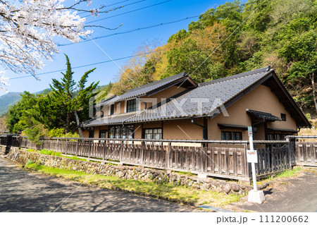 【重要伝統的建造物群保存地区】大屋町大杉　春の木彫展示館1　兵庫県養父市 111200662