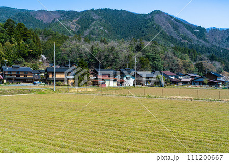 【重要伝統的建造物群保存地区】大屋町大杉 春の山と集落の風景 兵庫県養父市 【重要伝統的建造物群保存地区】大屋町大杉 春の山と集落の風景 兵庫県養父市 111200667
