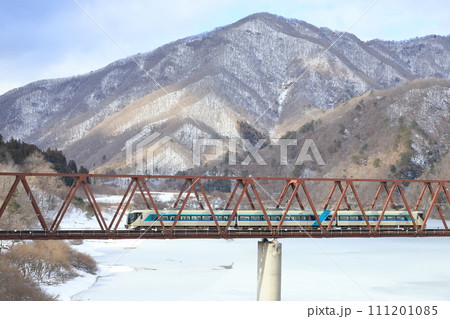野岩鉄道「冬山を背景に鉄橋を渡る特急リバティ」 野岩鉄道「冬山を背景に鉄橋を渡る特急リバティ」 111201085