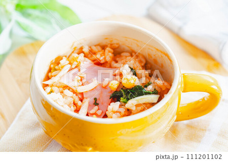 レンチン前の材料を混ぜたケチャップライス 111201102