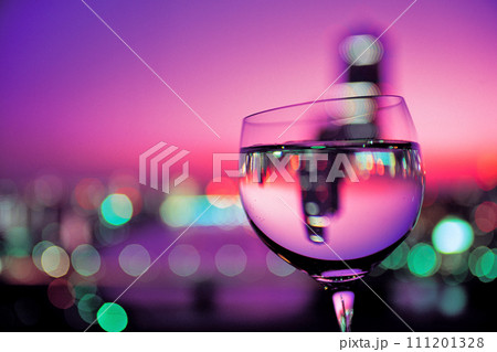 イルミネーションをバックにした赤ワイン 111201328