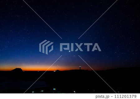 夜が明ける冬の爪木崎公園 111201379