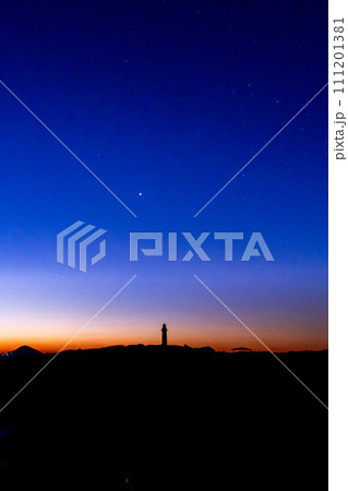 夜が明ける冬の爪木崎公園 111201381