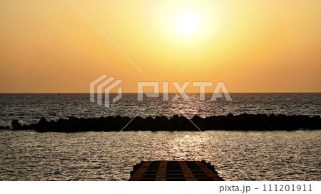 伊豆諸島新島前浜海岸の夕焼け 111201911