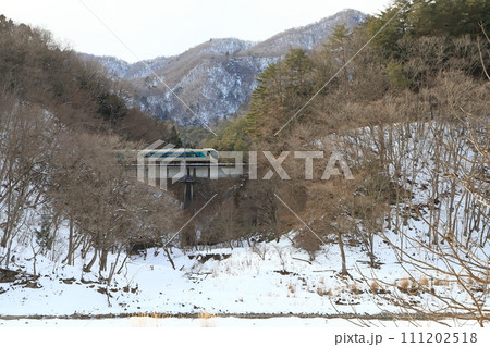 野岩鉄道「冬山を背景に鉄橋を渡る特急リバティ」 111202518