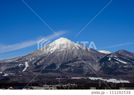 雪化粧した会津磐梯山 111202538