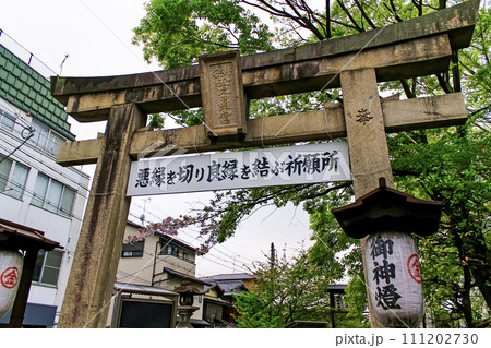 【京都】春の安井金比羅宮　曇天と東鳥居 111202730