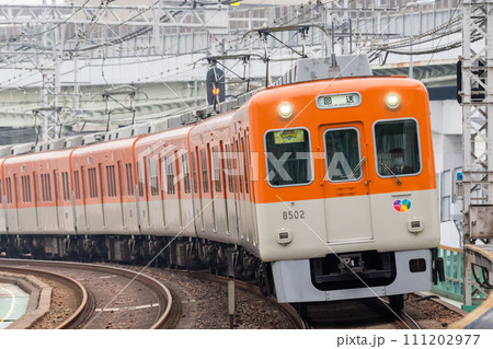 【阪神本線】淀川駅を通過する回送列車 111202977