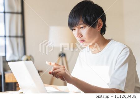 ノートパソコンで調べものをする学生 111203438