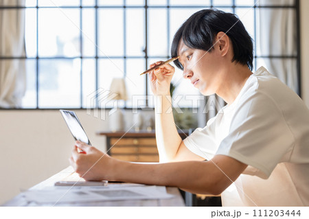 勉強して悩む男性 勉強して悩む男性 111203444